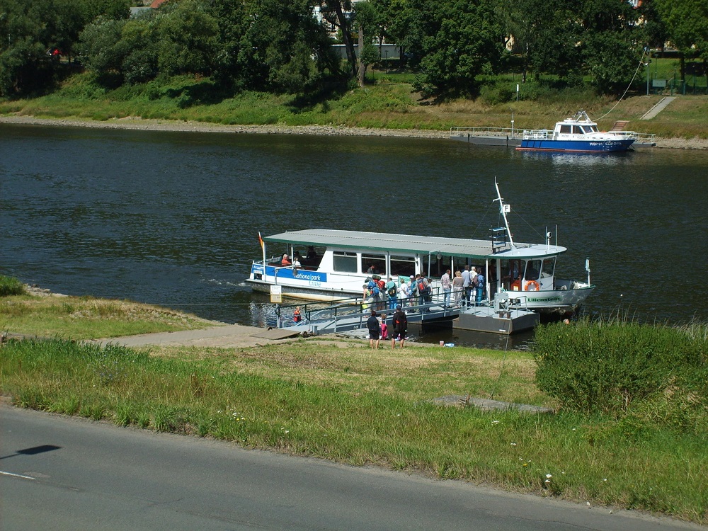 Fähre -   Lilienstein   - in Bad Schandau, am Fähranleger Bahnhof - am 26-Juli-2015