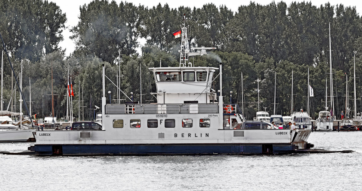 Fähre BERLIN auf der Trave (Aufnahme vom 31.08.2016). Das Schiff hat die Priwall-Seite verlassen, um bald darauf auf der Travemünder Seite festzumachen.