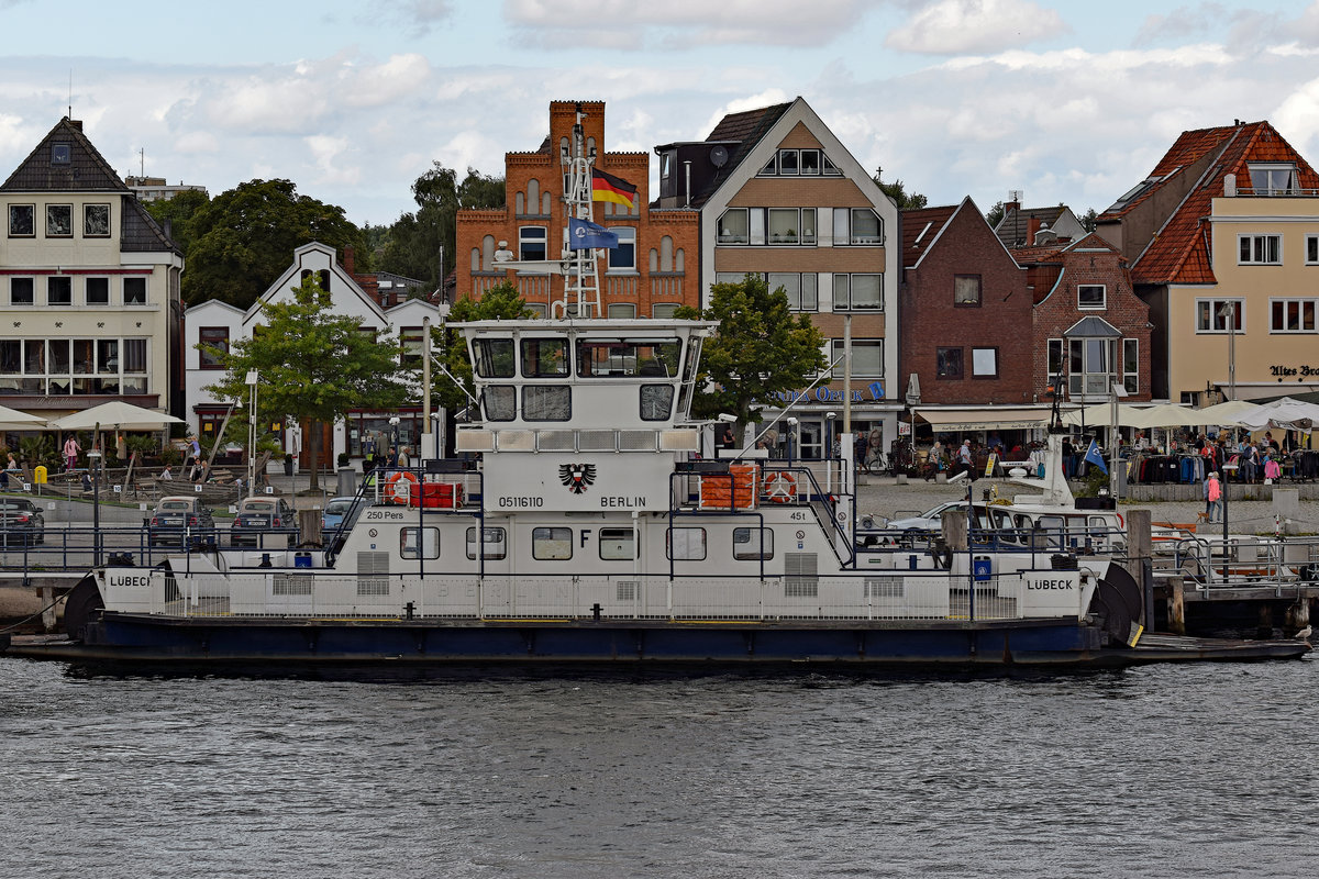 Fähre BERLIN (ENI 05116110) wird in Kürze wieder zum Priwall übersetzen. Lübeck-Travemünde, 13.08.2017