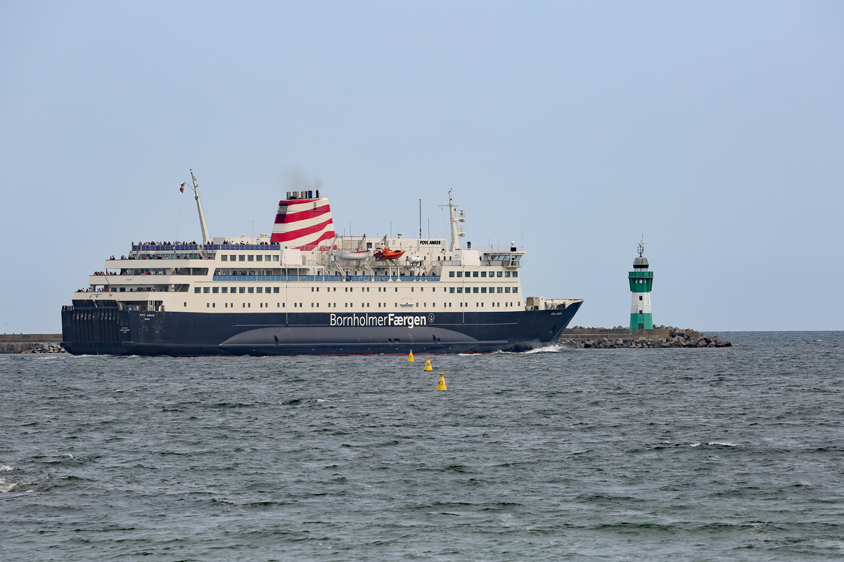 Fähre von BORNHOLM FAERGEN die POVL ANKER vor dem Leuchtturm von Sassnitz Mukran. - 16.06.2018