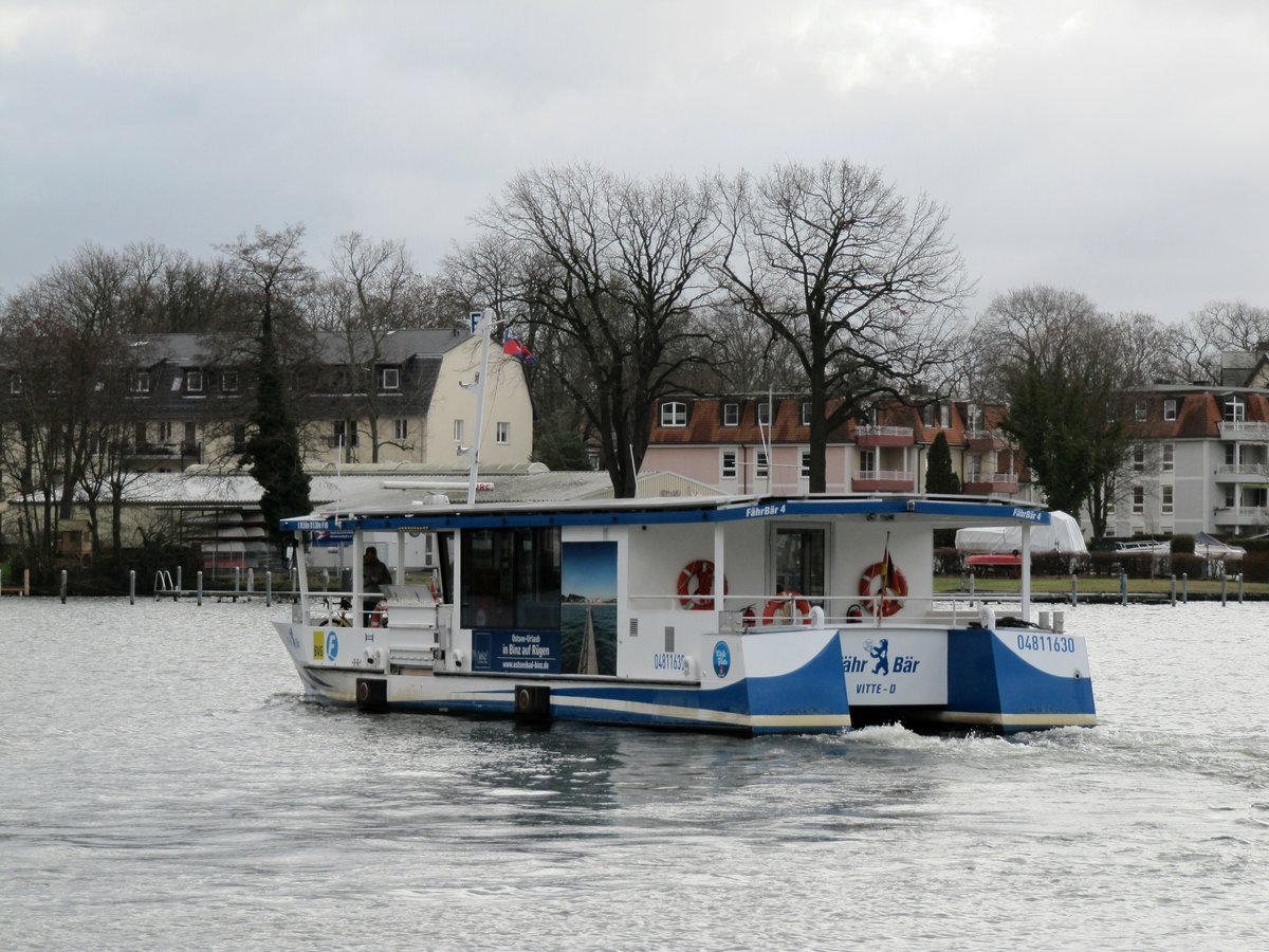 Fähre FährBär 4 (04811630 , 18,50 x 5,30m) am 04.02.2020 auf der Fahrt von der Wassersportallee in Berlin-Grünau zur Anlegestelle Wendenschloß auf der Dahme. Interessant ist Registrierungsort auf Hiddensee !