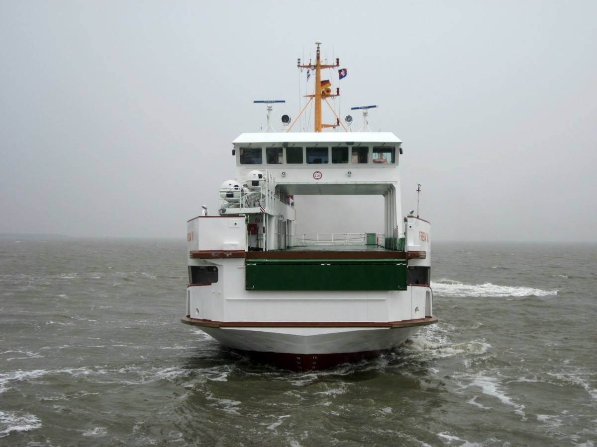 Fähre Frisia VI (IMO 8827179 , 56 x 11m) am 25.03.2015 beim Umsetzen vom Terminal 2 nach 1 auf Norderney.