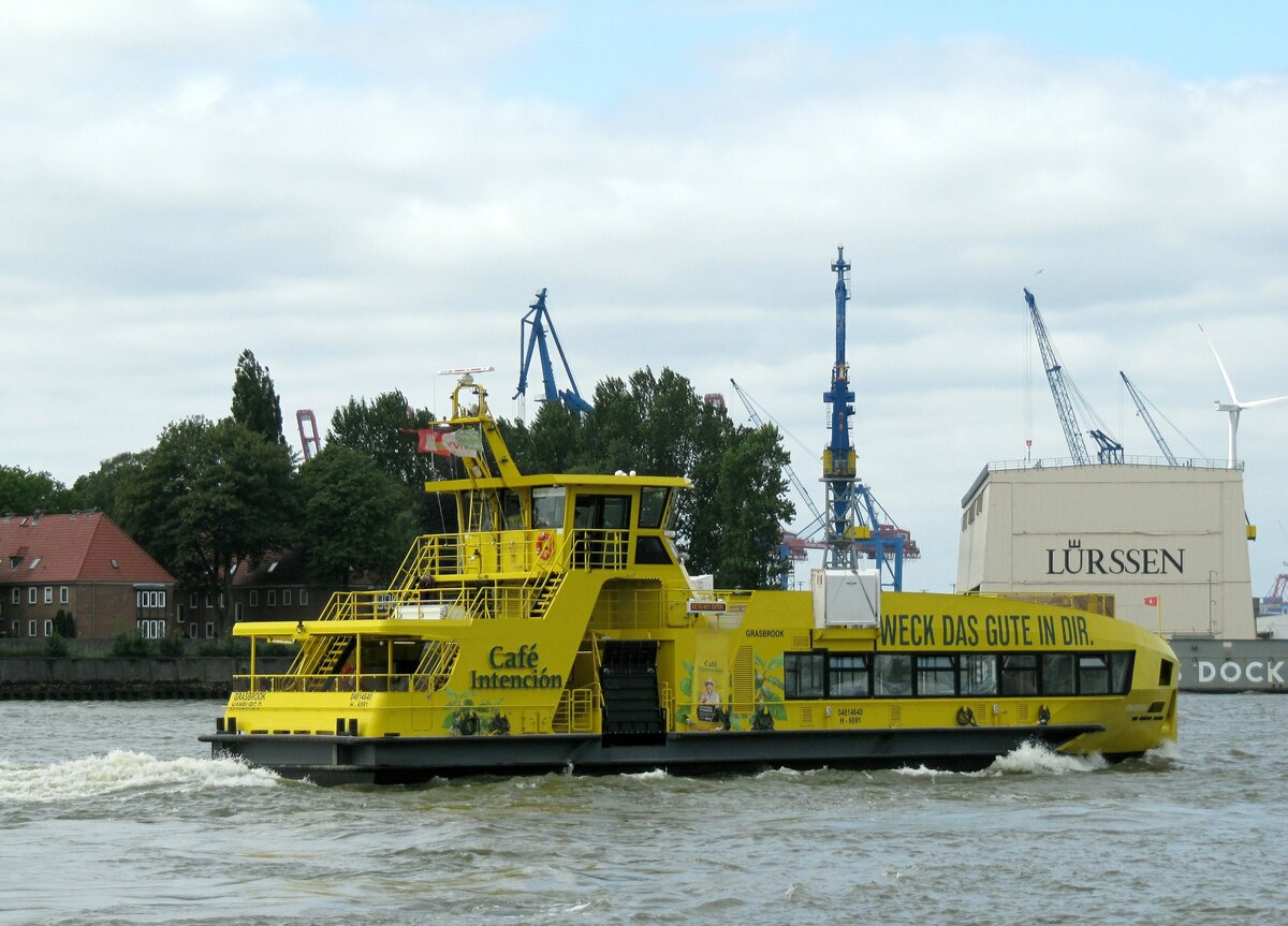 F�hre  GRASBROOK  (ENI 04814640 , 33,40 x 8,30m) am 23.07.2026 auf der  NORDERELBE  im Hafen Hamburg zu Tal.