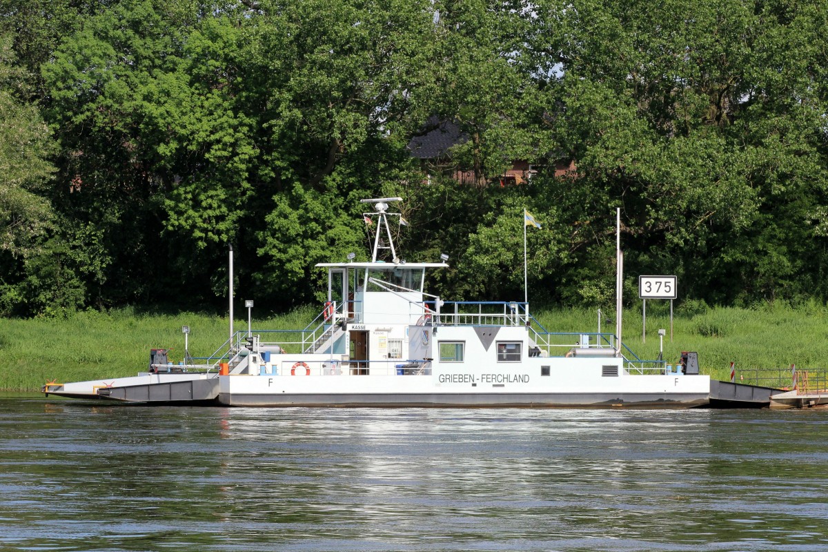 Fähre Grieben - Ferchland (Elbe-km 375) , Länge über Klappen 29m , Breite 9,50 , am 24.05.2014 auf der  Ferchland-Seite .