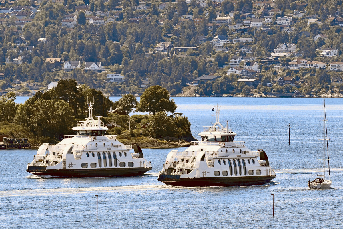 Fähre KONGEN (IMO 9481166) und Fähre PRINSEN (IMO 9481207) im Oslofjord / Norwegen. Aufnahme vom 14.06.2022