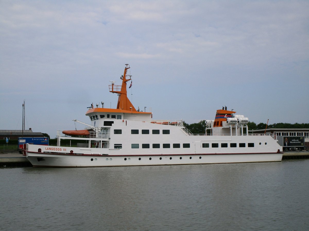 Fähre  LANGEOOG III  (IMO 7811135 , 45,88 x 10,6m) lag am 10.06.2020 im Hafen von Bensersiel