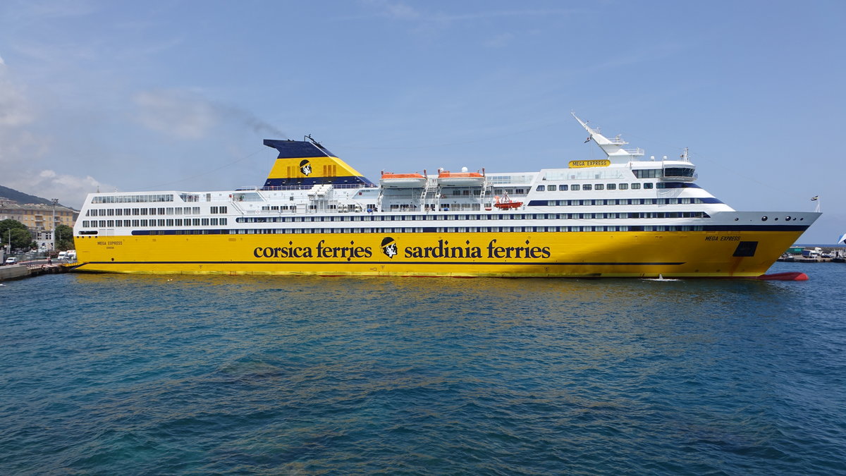 Fähre Mega Express der Linie Corsica Ferries im Hafen von Bastia (21.06.2019)