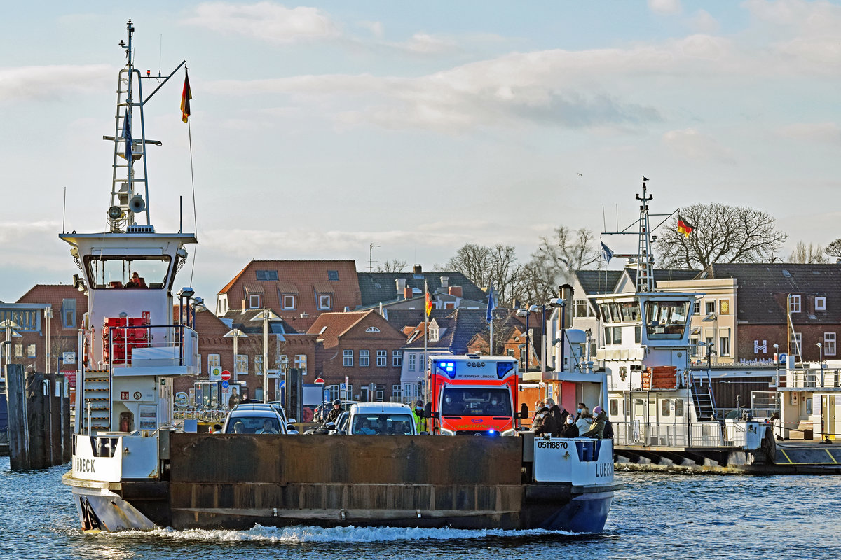 Fähre PÖTENITZ (ENI: 05116870) am 27.02.2021 mit Rettungswagen an Bord auf dem Weg zum Priwall. Lübeck-Travemünde, 27.02.2021