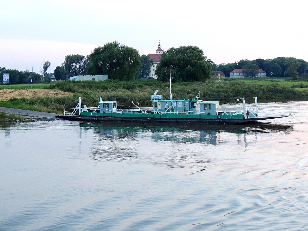 Fähre PRETZSCH(L=35; B=8,5mtr; Tragfähigkeit 40Tonnen; 45Personen) bei Elbe-Km 185,5; 140608