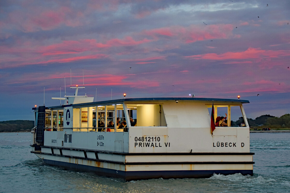 Fähre PRIWALL VI (ENI 04812110) am Abend des 27.08.2021 im Hafen von Lübeck-Travemünde