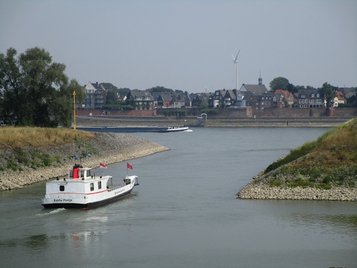 Fähre Rääße Pöntje am 07.07.2017 nach dem Ablegen an der Reeser Schanz auf der Rhein-Überfahrt nach Rees. 