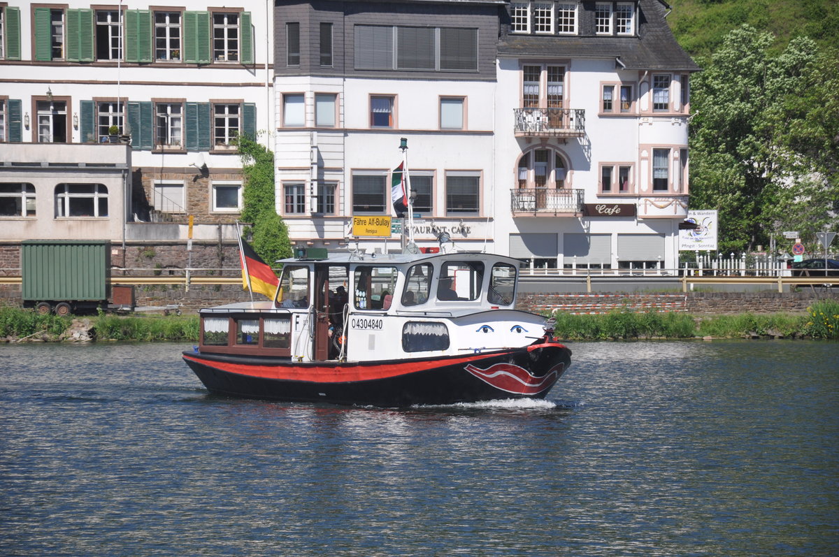 Fähre Remigius zwischen Alf und Bullay, aufgenommen 27.05.2017 am Mosel 