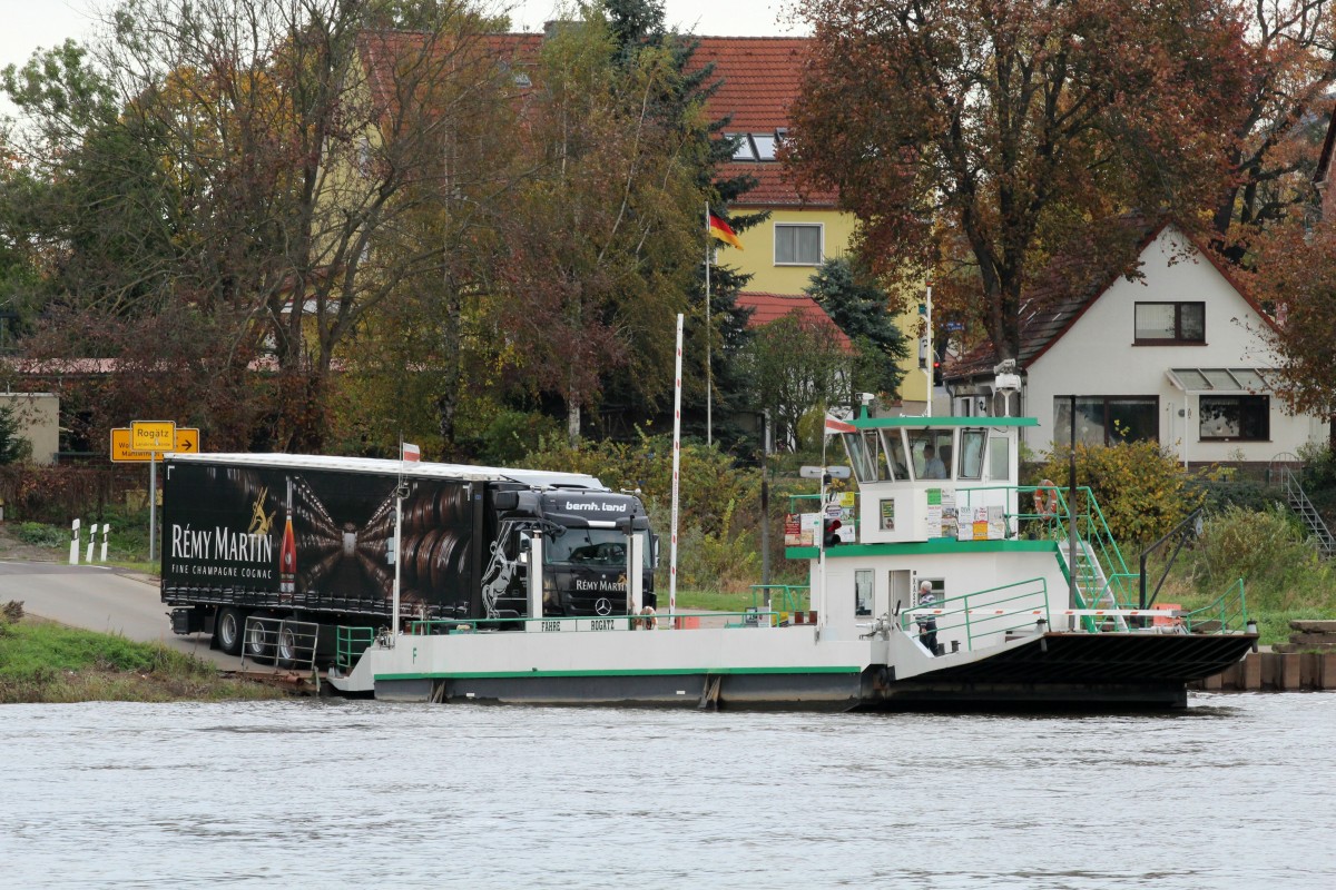 Fähre Rogätz am 03.11.2014. Ein MB 1841 Sattelzug befährt vorsichtig auf Grund der Neigungswinkel die Fähre um vom West- zum Ostufer befördert zu werden.