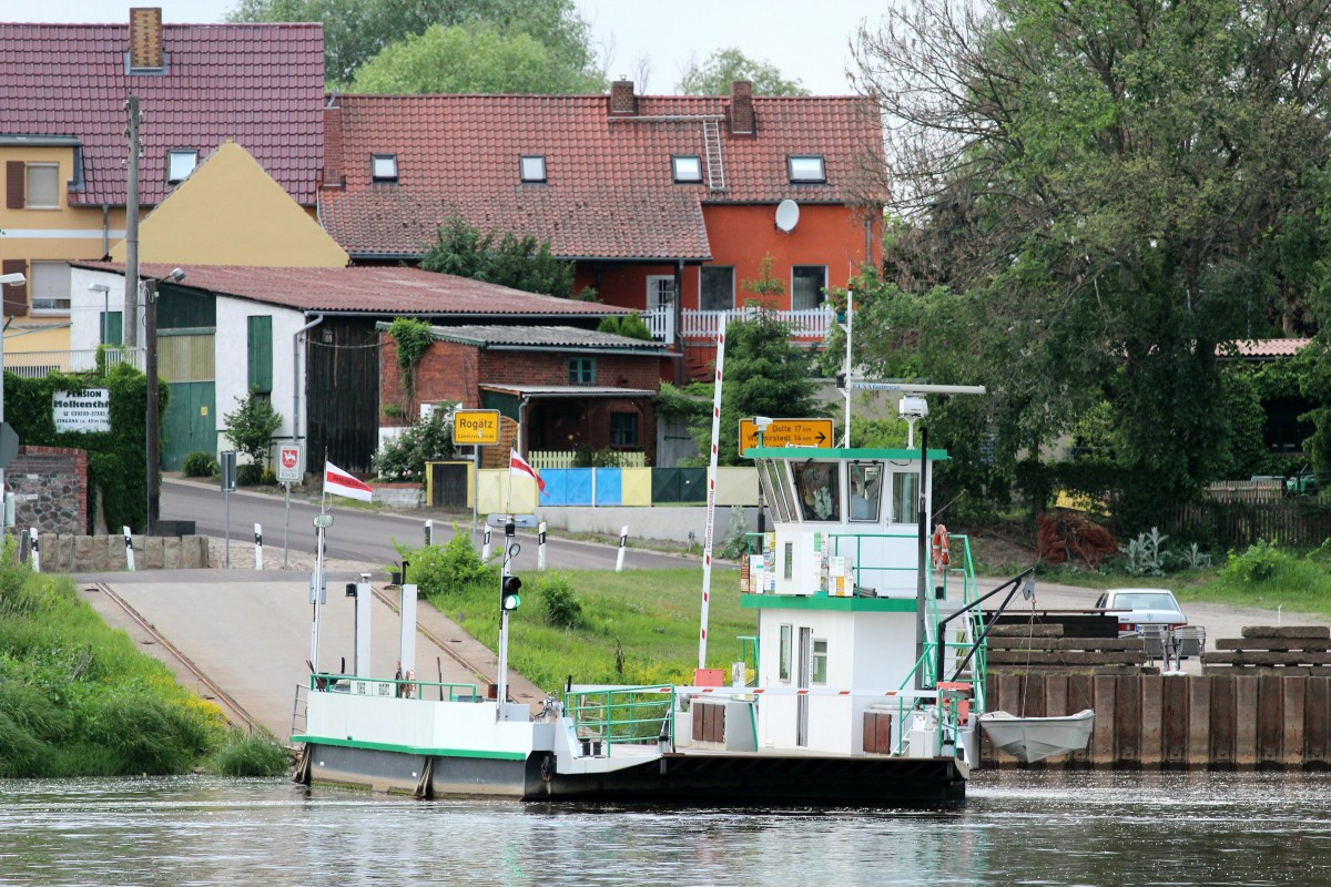 Fähre Rogätz am 24.05.2014. Bitte das grüne Auffahrlicht (von der Wasserseite) beachten.