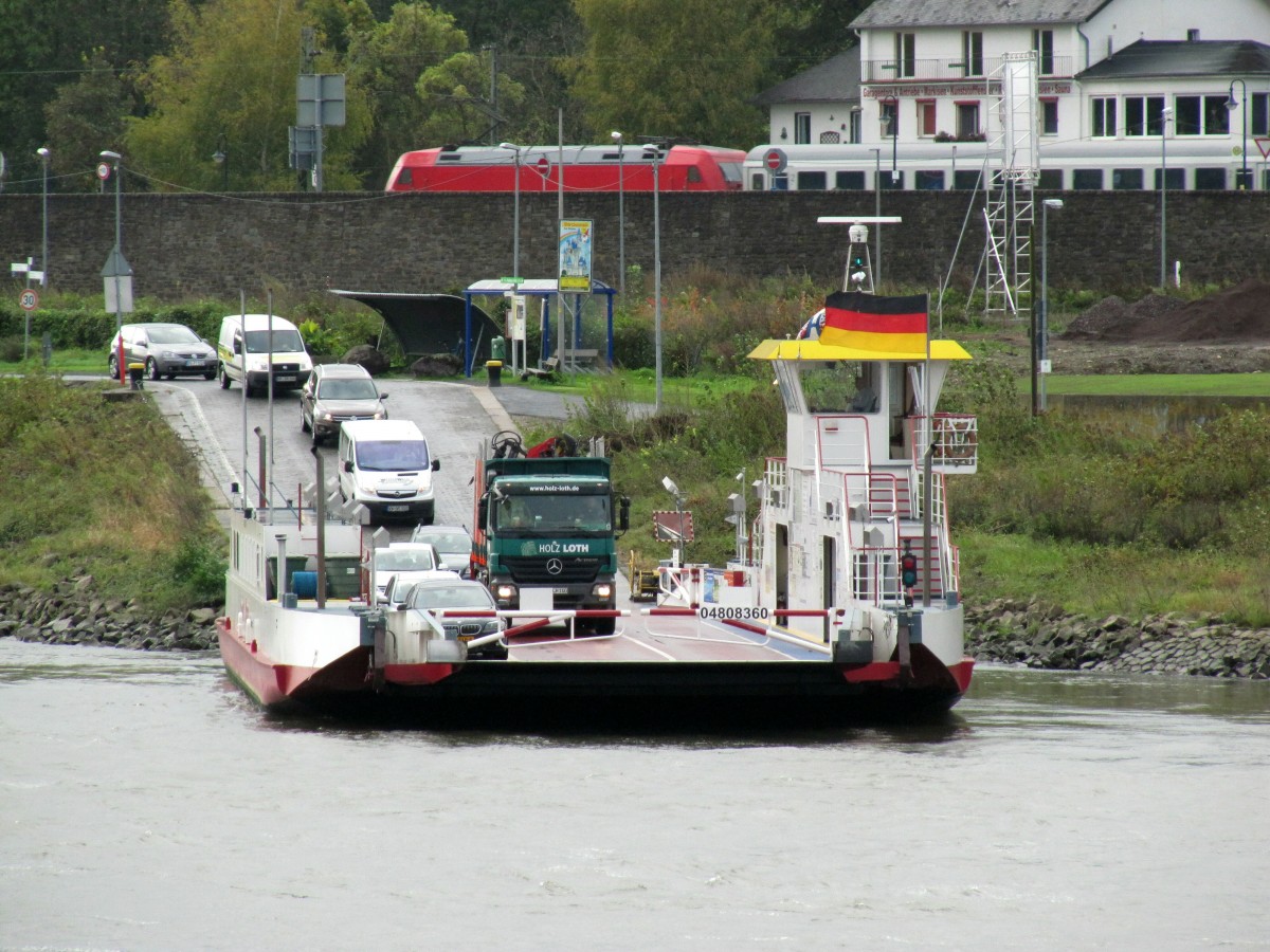 Fähre Sankta Maria (04808360) am 22.10.2014 auf der Links-Rheinischen Seite in Bad Breisig. Die Fähre verbindet verbindet Bad Breisig mit dem Rechts-Rheinischen Bad Hönningen.