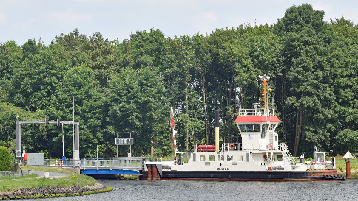 Fähre STRALSUND (ENI 05041910) am 24.7.2021 auf dem NOK (Nord-Ostsee-Kanal) bei der Fährstelle Breiholz