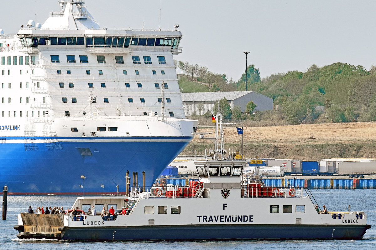 Fähre TRAVEMÜNDE auf dem Weg zum Priwall. Aufnahme vom 10.5.2018. Im Hintergrund die Finnlines-Fähre EUROPALINK