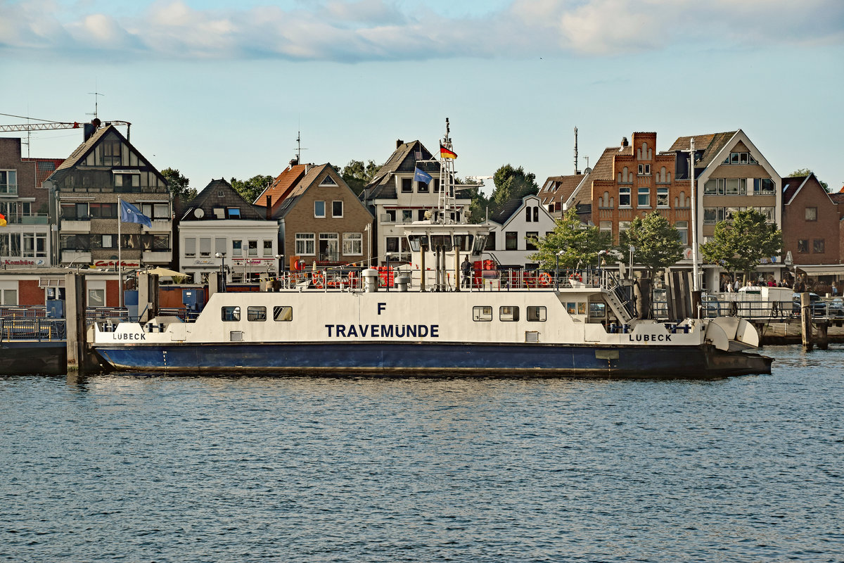 Fähre TRAVEMÜNDE setzt in Kürze zum Priwall über. Aufnahme vom 29.07.2017