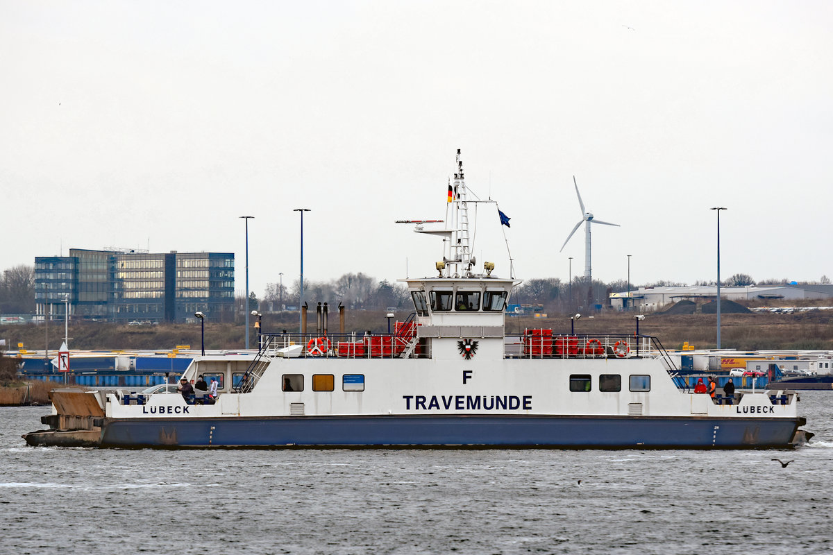 Fähre TRAVEMÜNDE setzt zum Priwall über. 26.12.2017