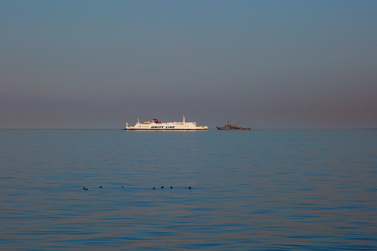 Fähre der Unity Line fährt an einem polnischem Kriegsschiff vorbei. - Ahlbeck 08.03.2015