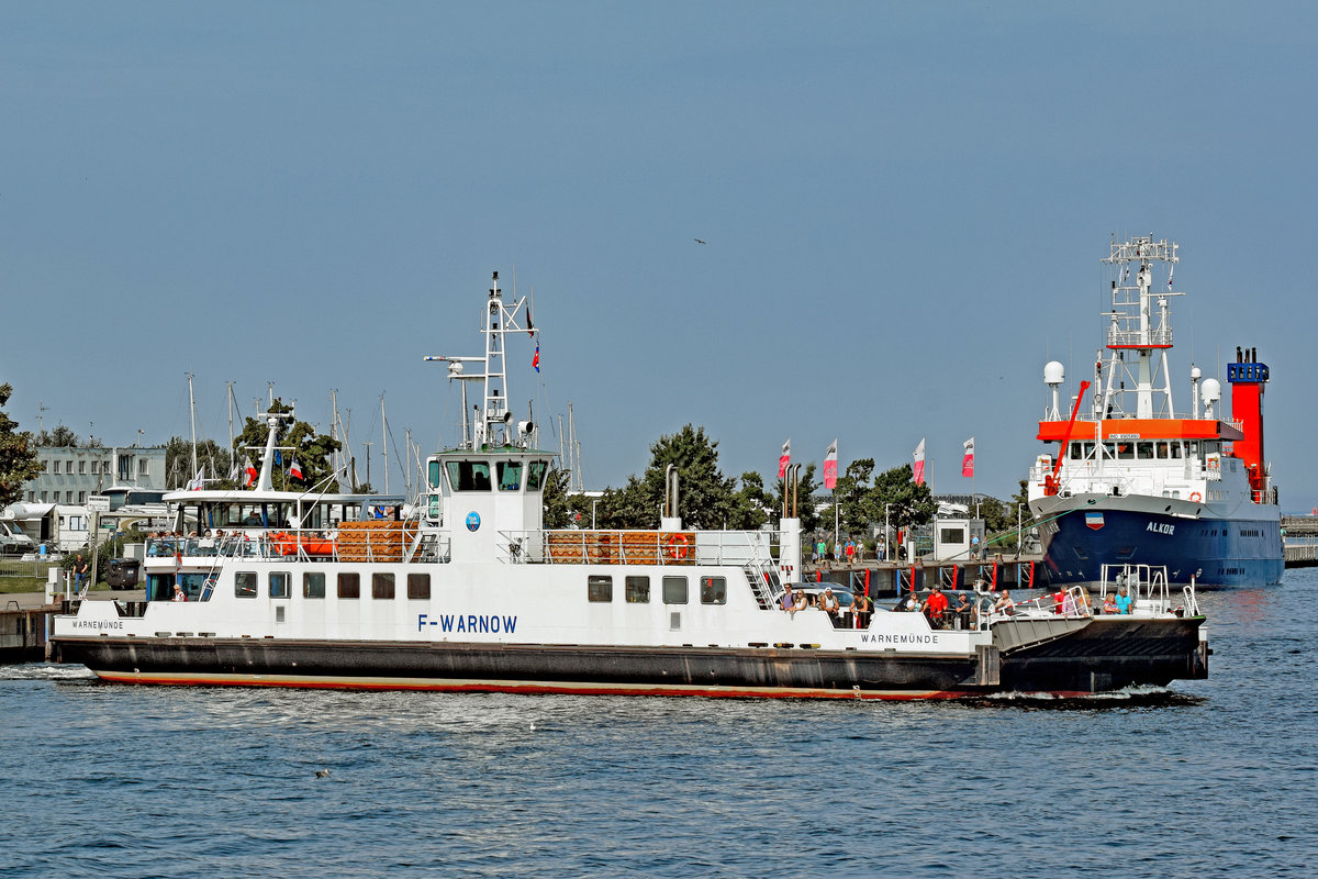 Fähre WARNOW am 30.08.2017 im Hafen von Rostock-Warnemünde. Im Hintergrund ist das Forschungsschiff ALKOR zu sehen.
