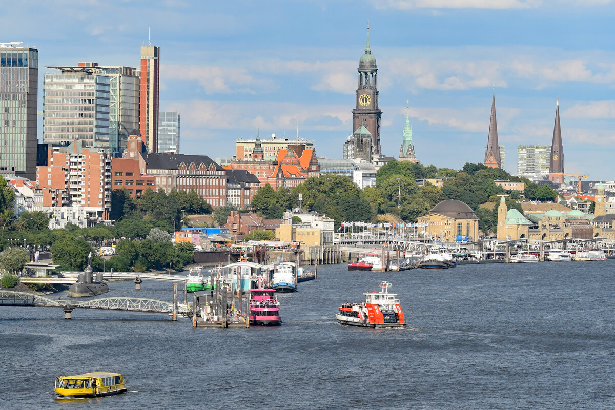 Fähren im Hafen von Hamburg. Aufnahme vom 02.09.2022