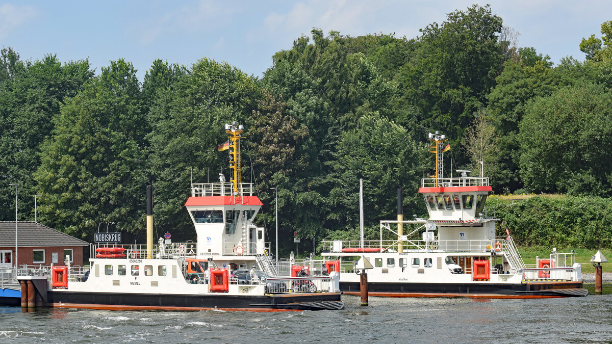 Fähren MEMEL (ENI 05060250) und KÜSTRIN (ENI 05060210) am 24.07.2021 im NOK (Nord-Ostsee-Kanal) bei der Fährstelle Nobiskrug