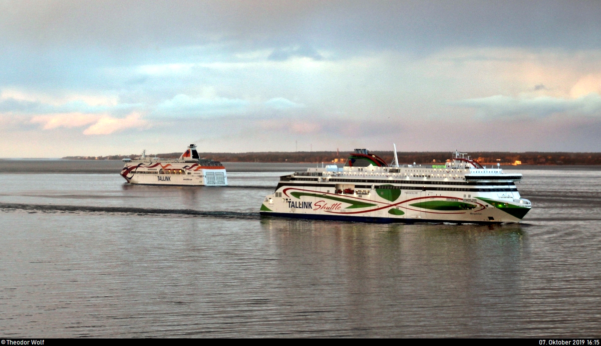 Fährschiff  Baltic Queen  nach Stockholm (S) und  Megastar  von Helsinki (F), beide zur AS Tallink Grupp gehörend, sind sich im Hafen von Tallinn (EST) begegnet. [7.10.2019 | 16:15 Uhr]
