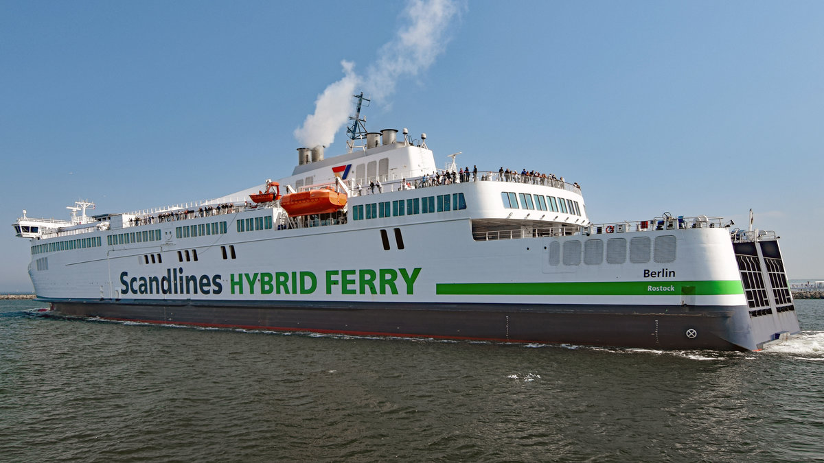 Fährschiff BERLIN (IMO: 9587855) am 13.5.2018 Rostock-Warnemünde auslaufend 