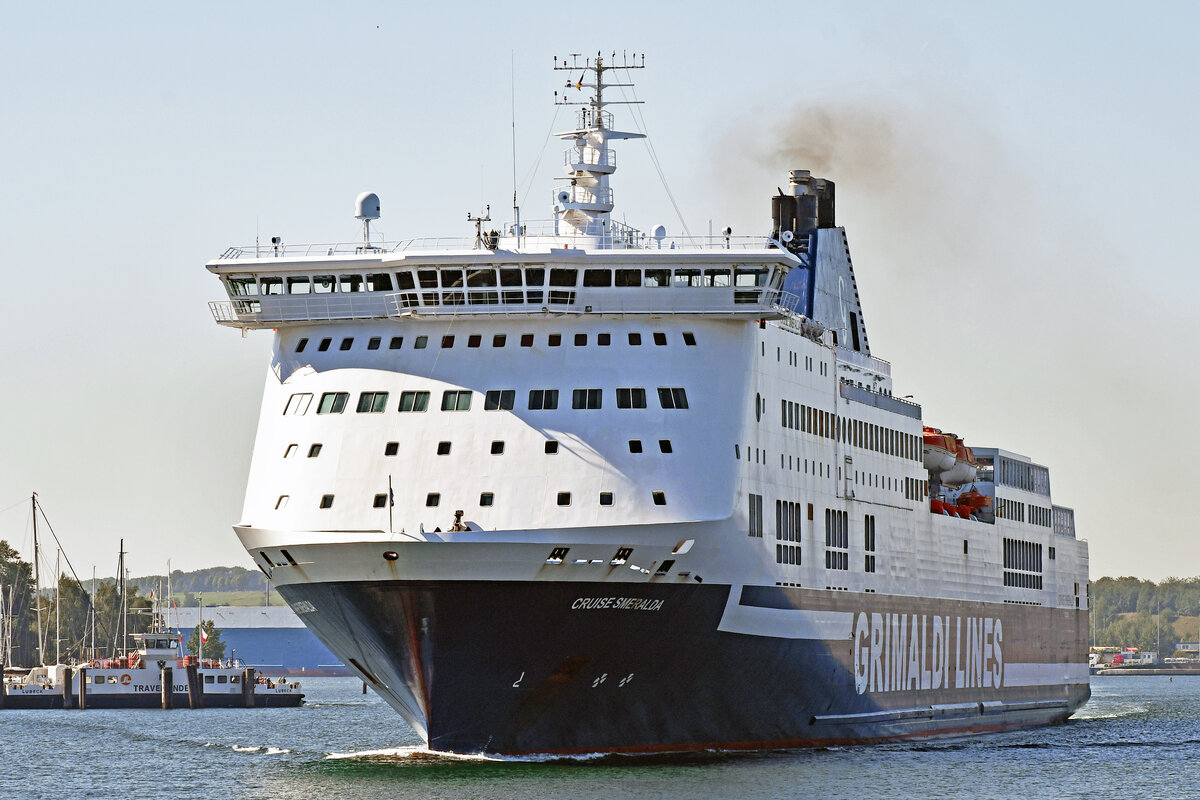 Fährschiff CRUISE SMERALDA (IMO: 9144811) am 06.09.2023 beim Verlassen des Hafens von Lübeck-Travemünde