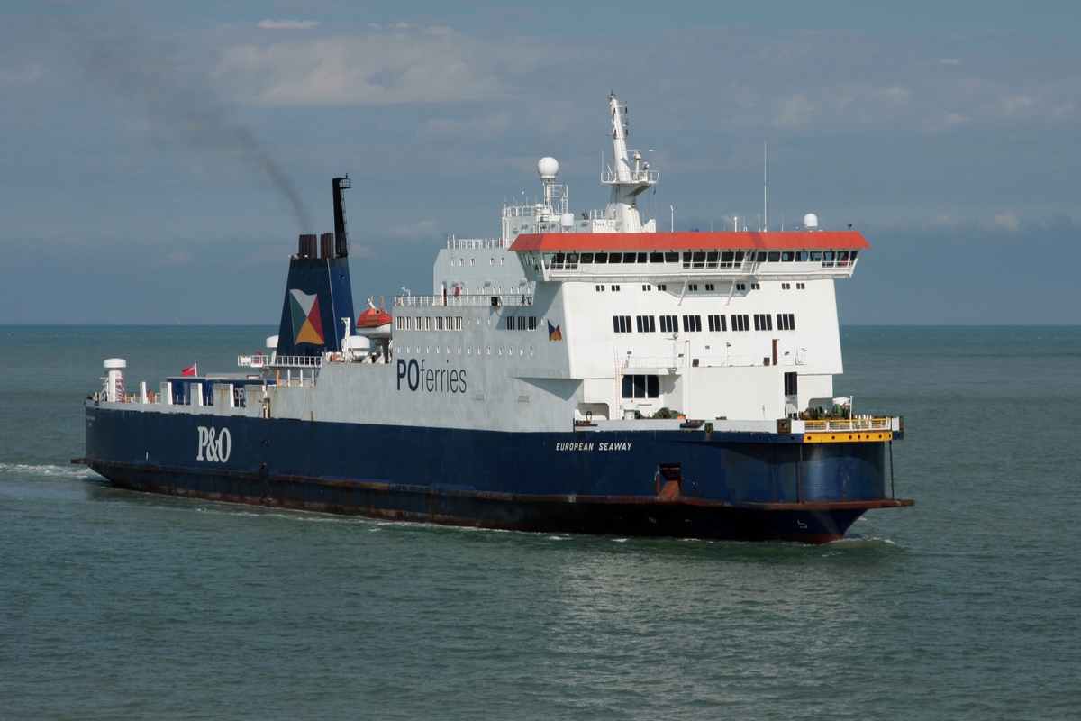 Fährschiff  EUROPEAN SEAWAY  der P&O, IMO 9007283, Indienststellung 07.10.1991, am 02.09.2015 vor Calais