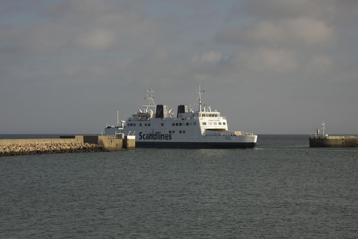 Fährschiff Holger Danske der Scandlines verlässt am 12.2.2014 mittags den Fährhafen Puttgarden.