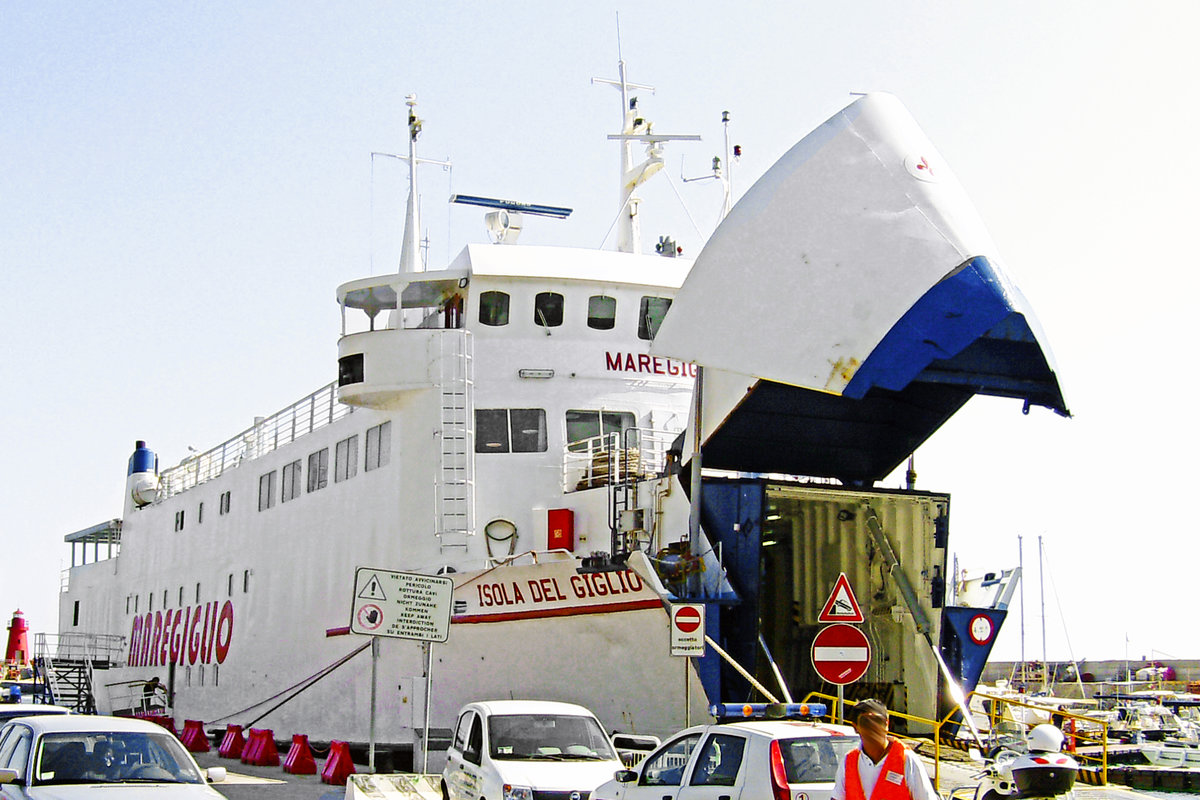Fährschiff ISOLA DEL GIGLIO im Hafen von Giglio Porto am 29.06.2010