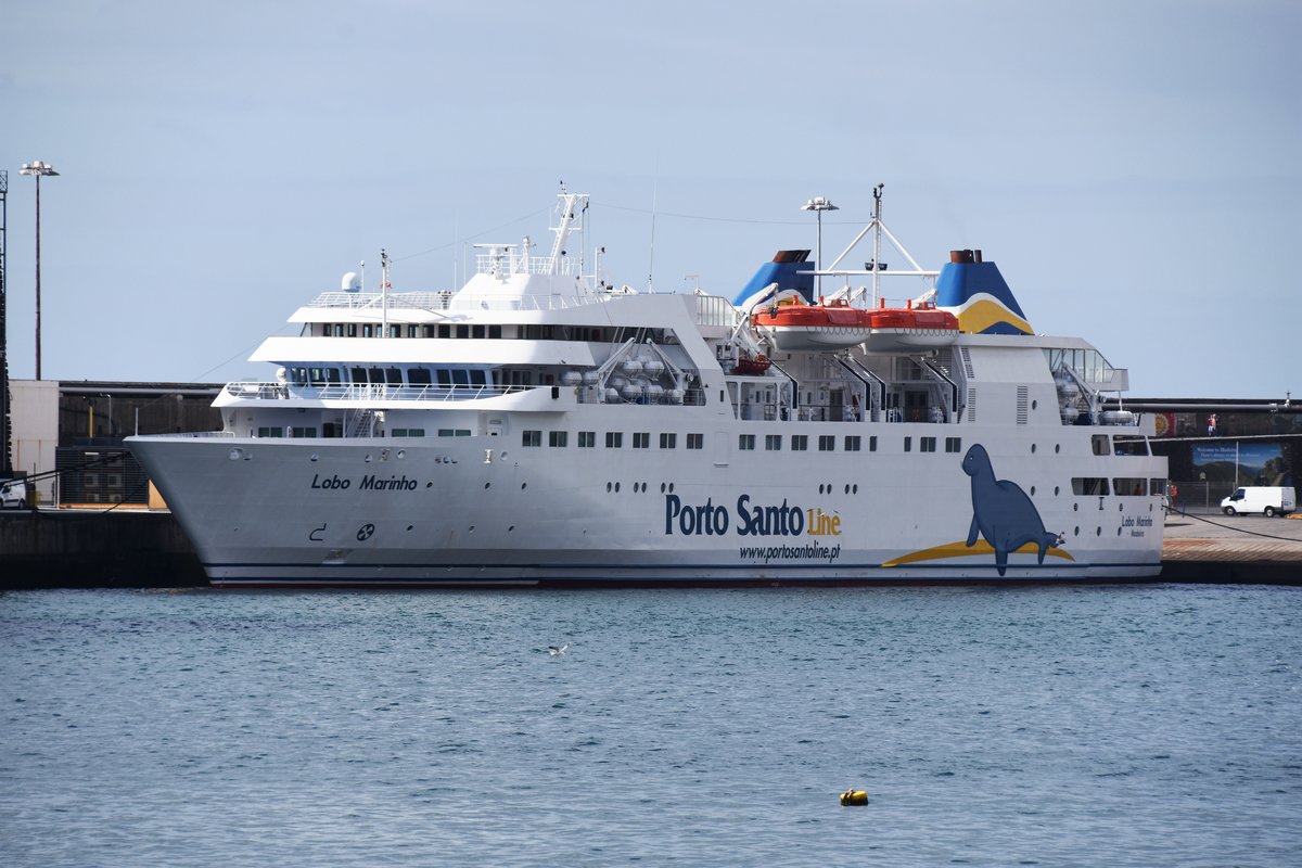 Fährschiff LOBO MARINHO im Hafen von Funchal -- Baujahr: 2003 / Flagge: Portugal / IMO/MMSI: 9267390 / 255997000 / gesehen in Funchal (Madeira/Portugal), 06.02.2018