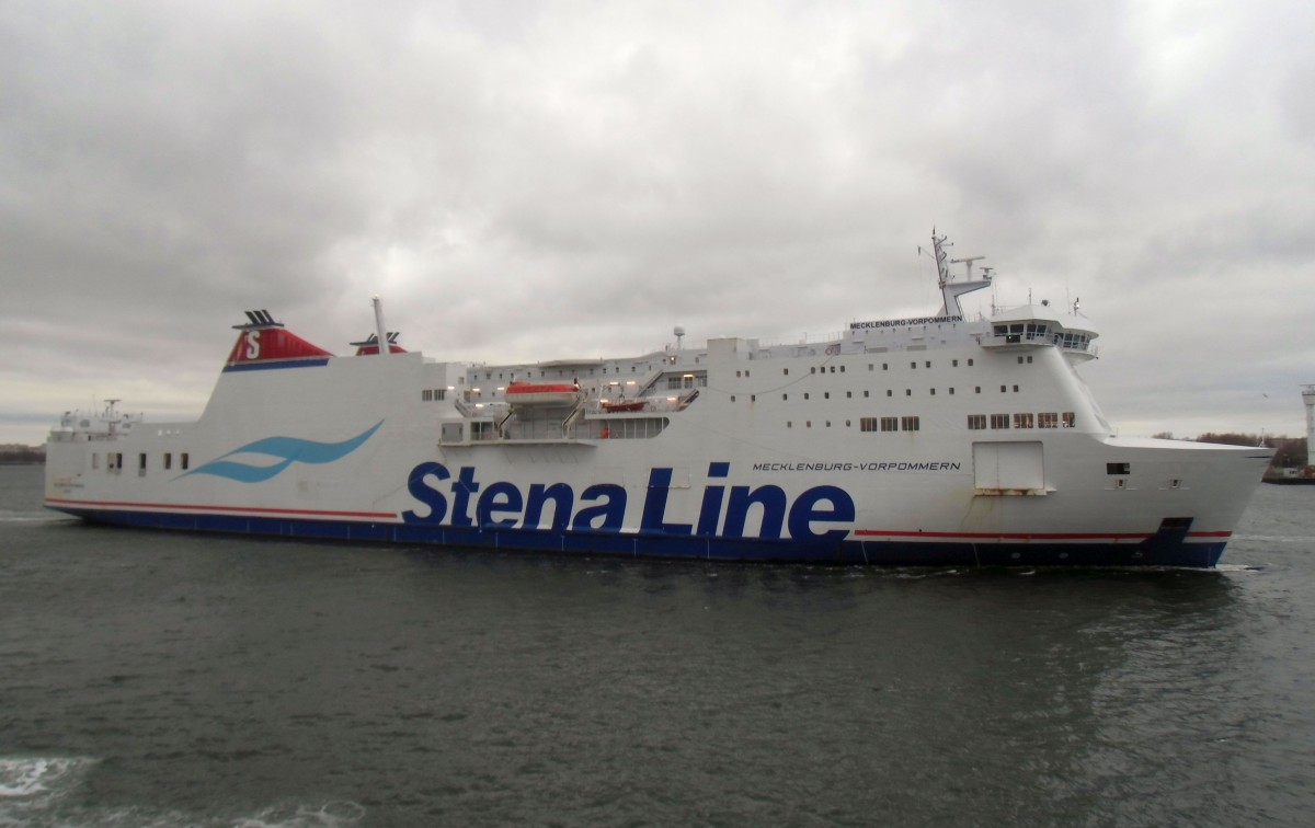 Fährschiff  Mecklenburg-Vorpommern  der Reederei Stena Line am 21.02.15 ablegend Rostock gen Trelleborg