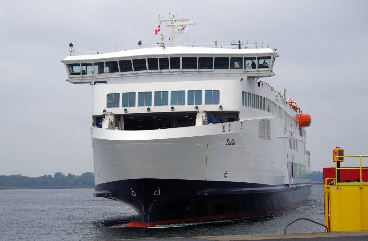 Fährschiff MS Berlin der Reederei Scandlines, einlaufend Rostock am 20.10.16