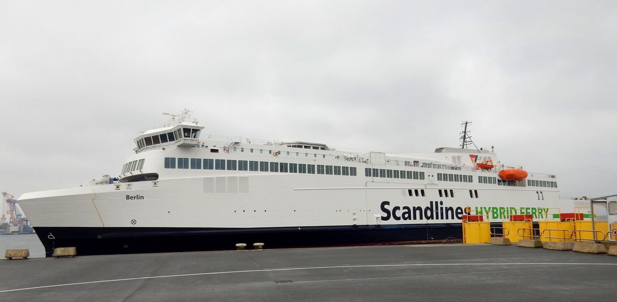 Fährschiff MS Berlin der Reederei Scandlines, einlaufend Rostock am 20.10.16