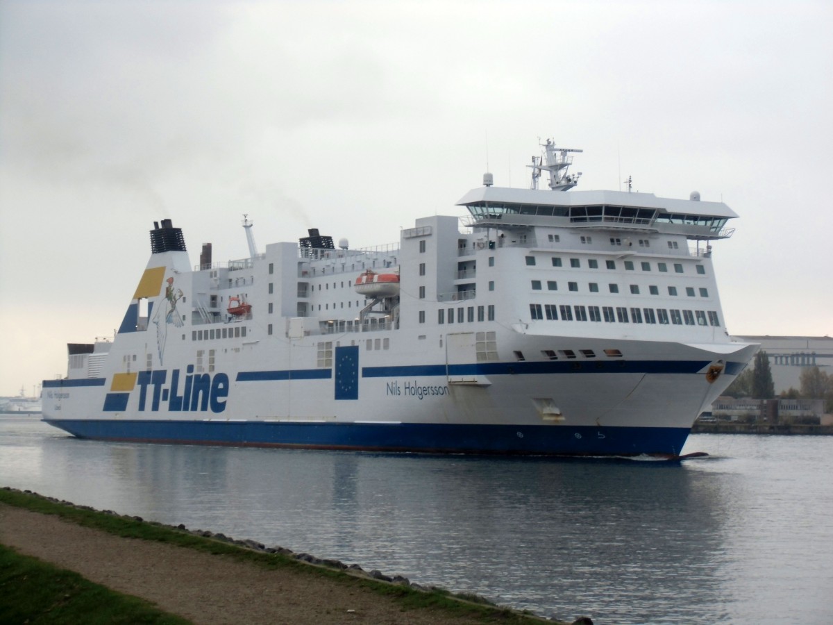 Fährschiff  Nils Holgersson  der TT Line am 16.10.14 auslaufend Rostock gen Travemünde.