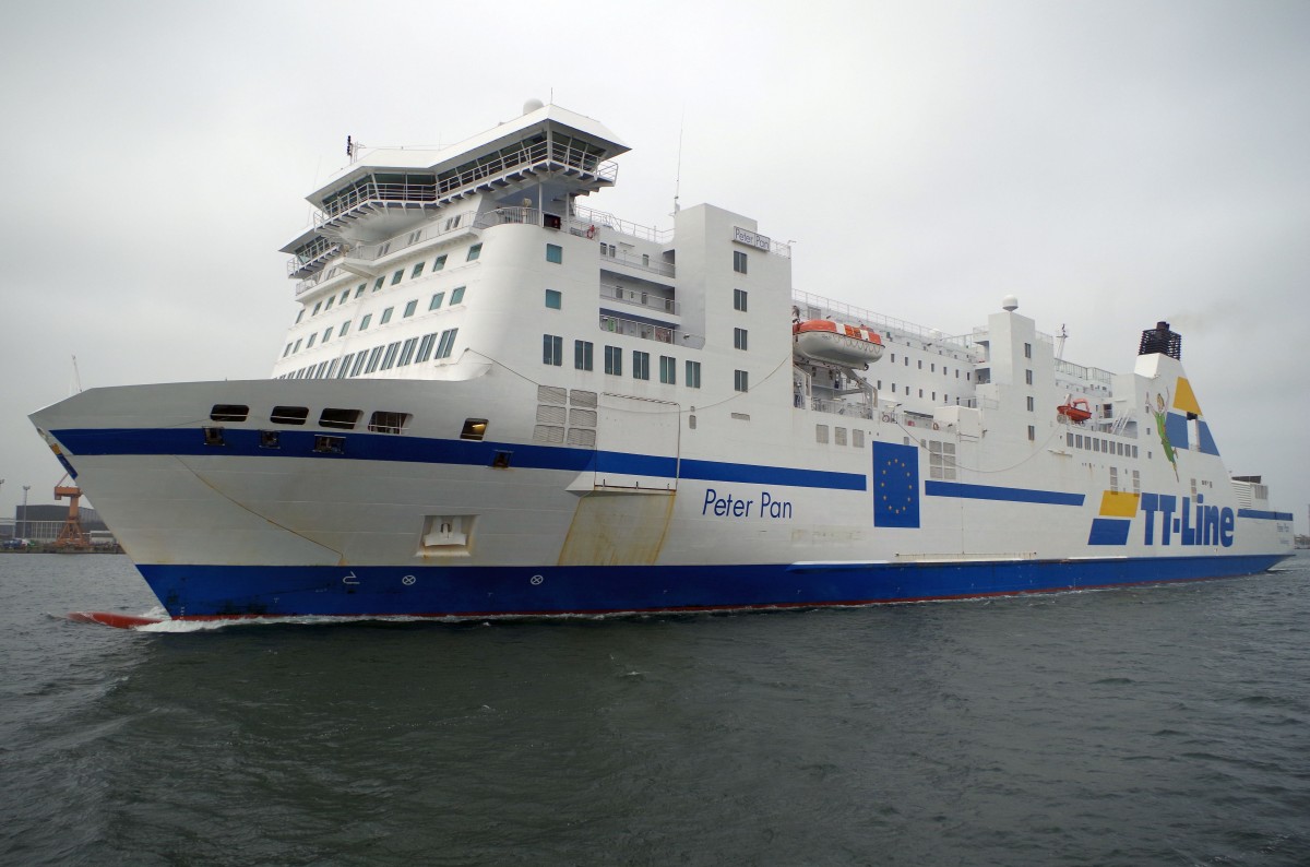 Fährschiff  Peter Pan  am 18.10.14 einlaufend Rostock.