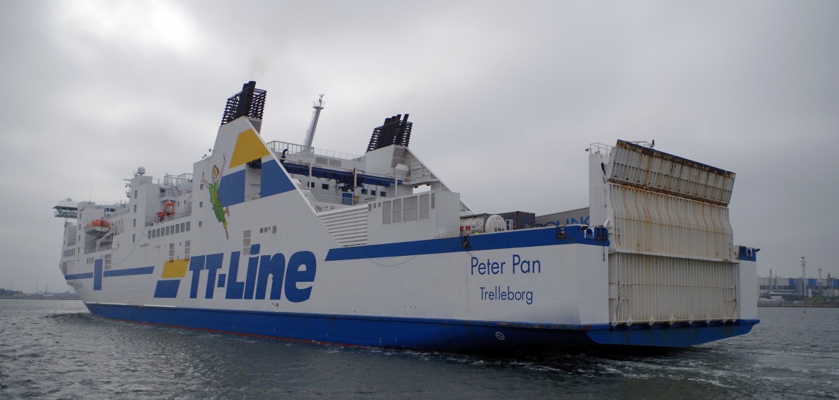 Fährschiff  Peter Pan  am 18.10.14 einlaufend Rostock.
