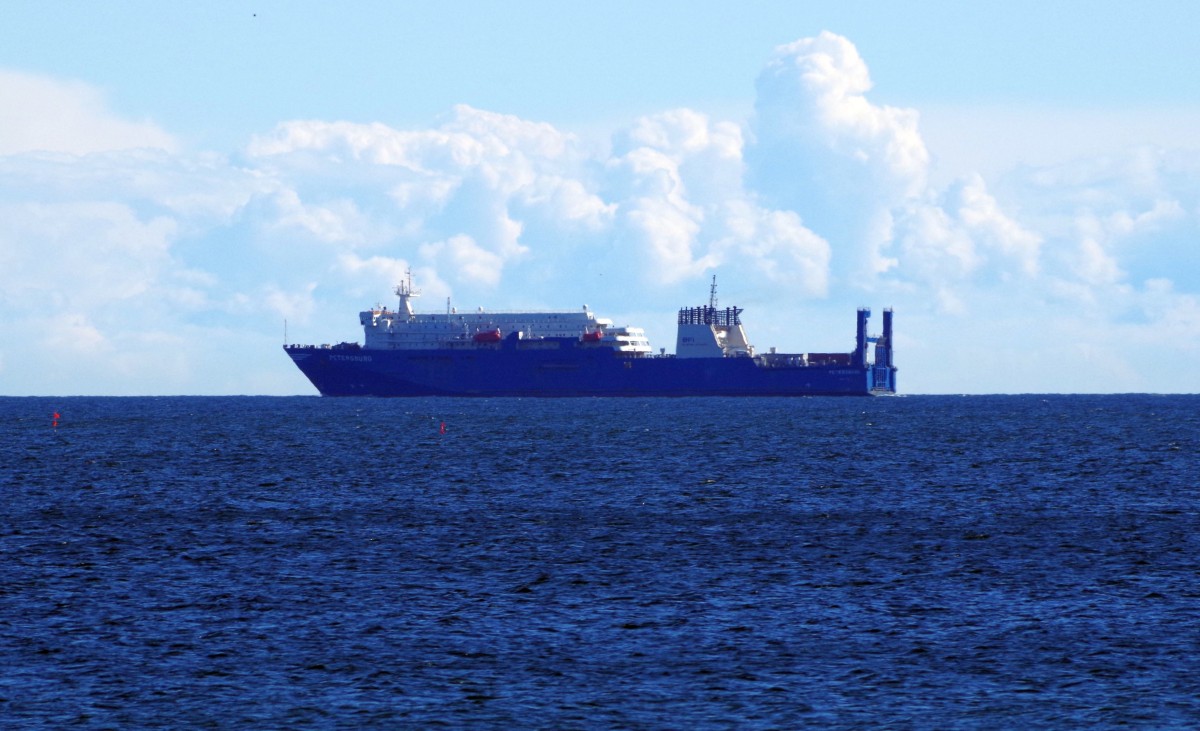 Fährschiff  Petersburg  am 04.04.15 vor Sassnitz.