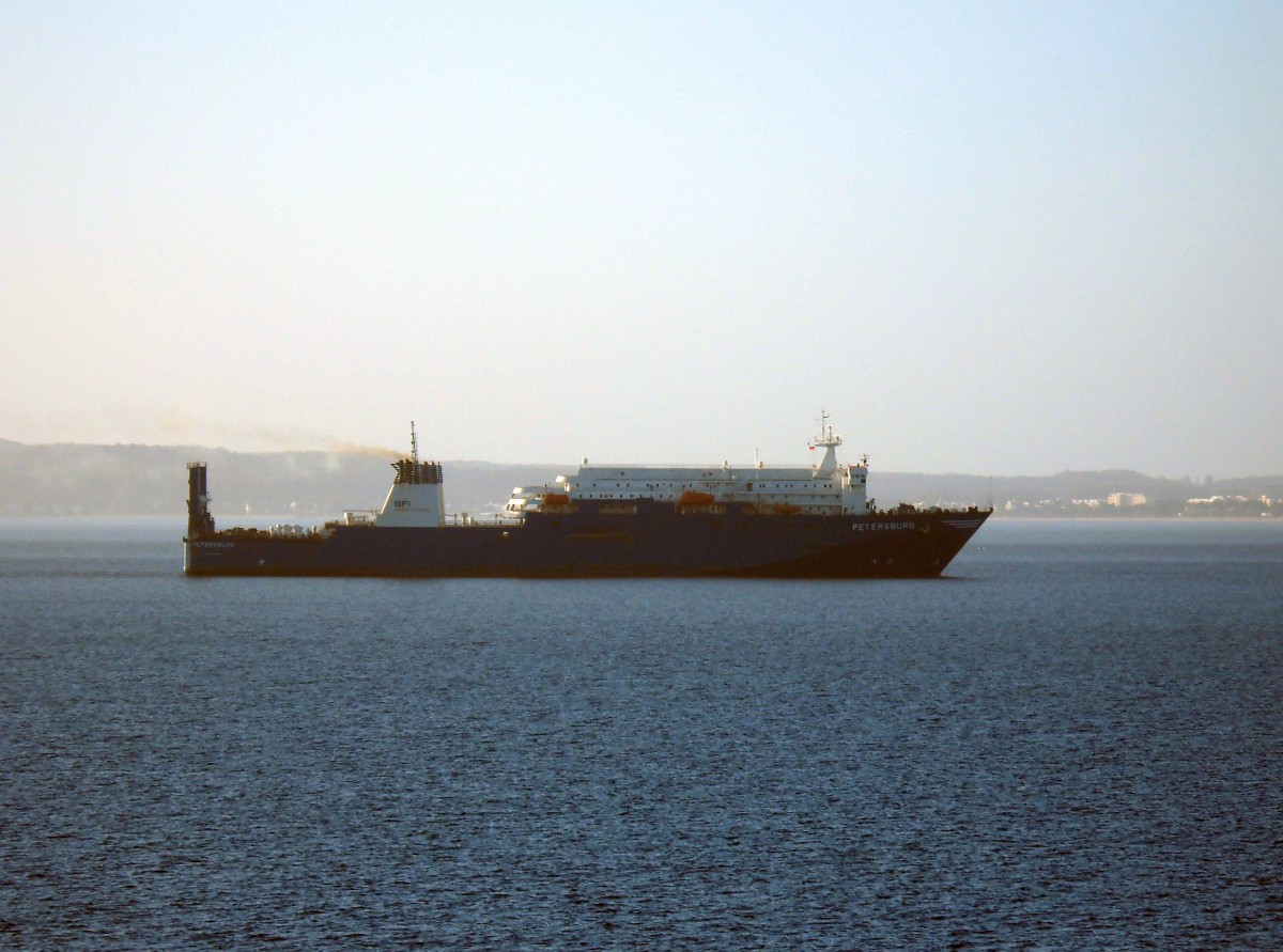 Fährschiff Petersburg der Reederei BFI läuft am 08.03.14 in Sassnitz ein.