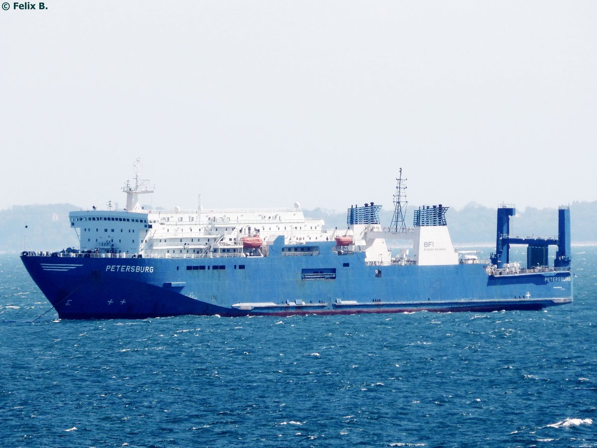 Fährschiff  Petersburg  vor Sassnitz am 12.05.2016