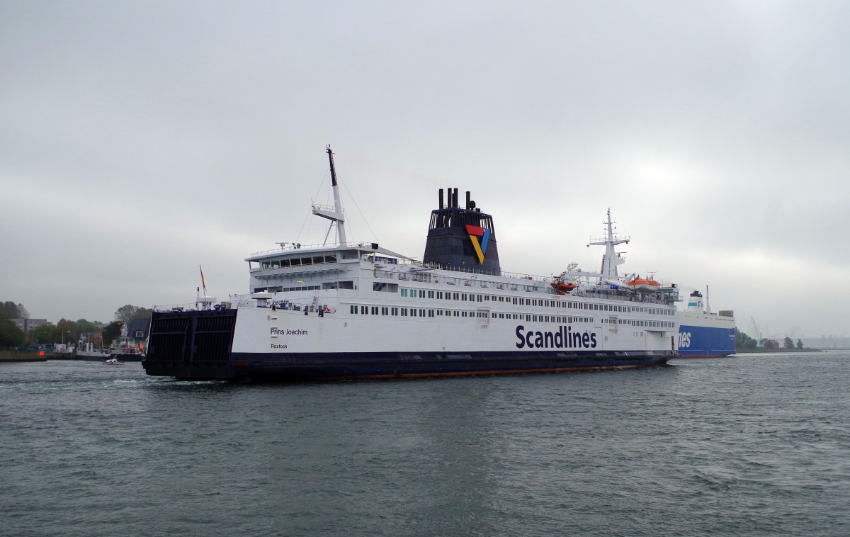 Fährschiff  Prins Joachim  einlaufend Rostock am 18.10.14.