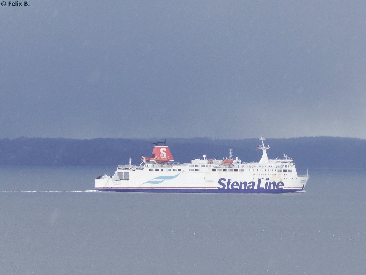 Fährschiff  Sassnitz  vor Sassnitz und vor Schneeschauern am 24.04.2016