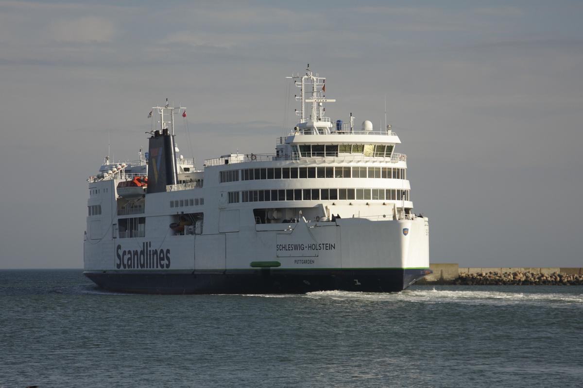 Fährschiff Schleswig Holstein der Scandlines verlässt am 12.02.2014 mittags den
Fährhafen Puttgarden auf Fehmarn.