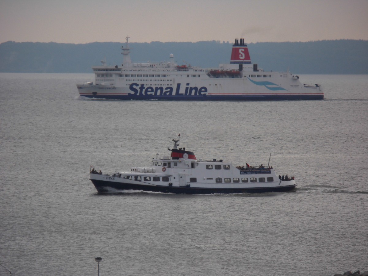 Fhrschiff Trelleborg und Ausflugsschiff Binz vor Sassnitz am 14.09.13