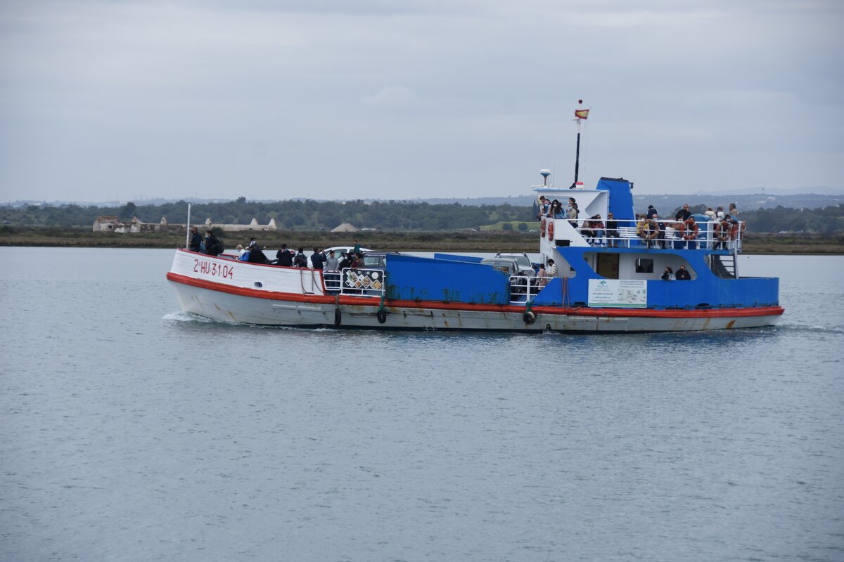 Fährschiff VIRGEN DE LOS MILAGROS über den Rio Guadiana nach Vila Real de Santo António (Portugal) / gesehen in Ayamonte (Provinz Huelva/Spanien), 26.02.2022