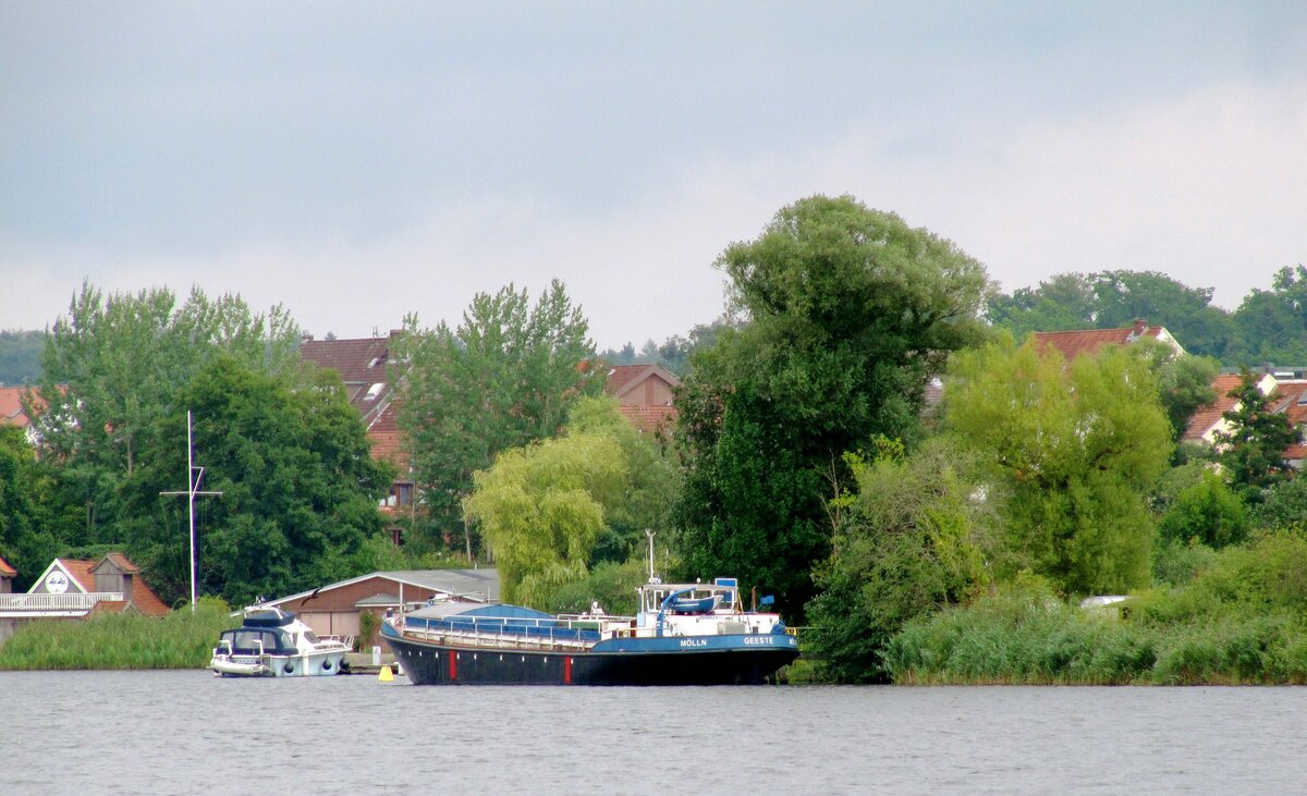 Fahrgast/-Tagungsschiff  GEESTE  (05500240 , 32,32 x 7,18m) lag am 30.08.2021 im Ziegelsee / Mölln.