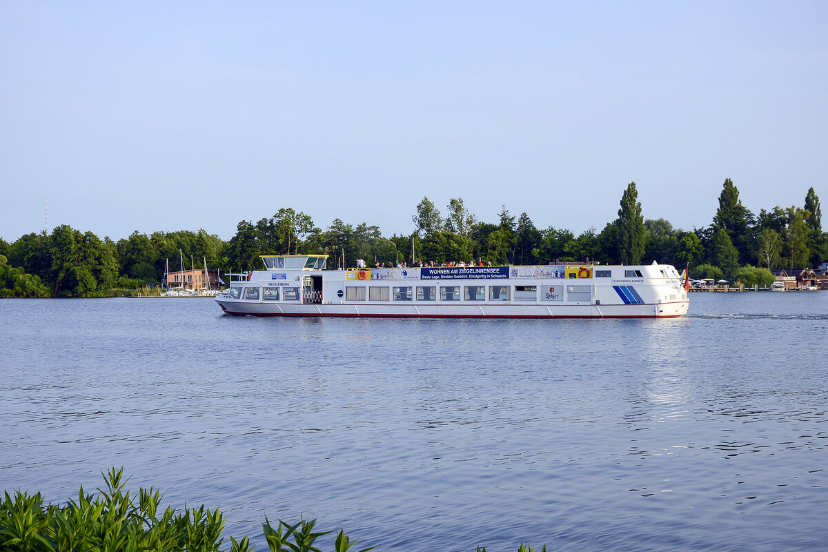 Fahrgastschiff »Mecklenburg« (D-Schwerin 04306610) der Weißen Flotte in Schwerin. Aufnahme: 18. Juni 2022.
